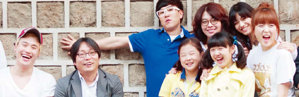 연극·뮤지컬 연출가 위성신(왼쪽 둘째)씨가 자신의 신작 뮤지컬 <퍼펙트맨> 출연 배우들과 함께했다.