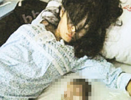 임신 7개월 상태에서 강제 낙태를 당한 펑젠메이가 지난 4일 숨진 태아와 함께 누워 있는 모습을 가족들이 찍어 중국 인터넷에 올렸다. 웨이보 갈무리