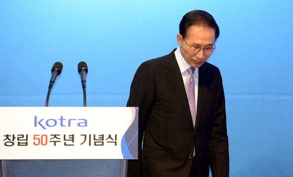이명박 대통령이 14일 오전 서울 서초구 염곡동 코트라에서 열린 창립 50주년 기념식에서 기념사를 마친 뒤 자리로 향하고 있다. 청와대사진기자단