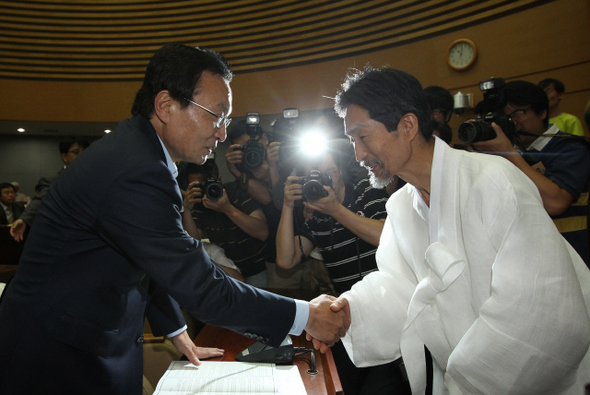 민주통합당 이해찬 대표와 강기갑 통합진보당 비상대책위원장이 15일 오전 서울 한국불교역사문화기념관 국제회의장에서 열린 6.15공동선언 발표 12주년 기념식 및 ‘색깔론’ 극복과 남북평화를 위한 각계 시국회의에 참석해 인사를 나누고 있다. 신소영 기자 viator@hani.co.kr
