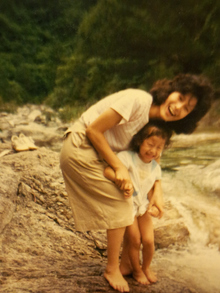 1987년 여름, 강원도 한 계곡에서 보낸 모녀의 즐거운 휴가.