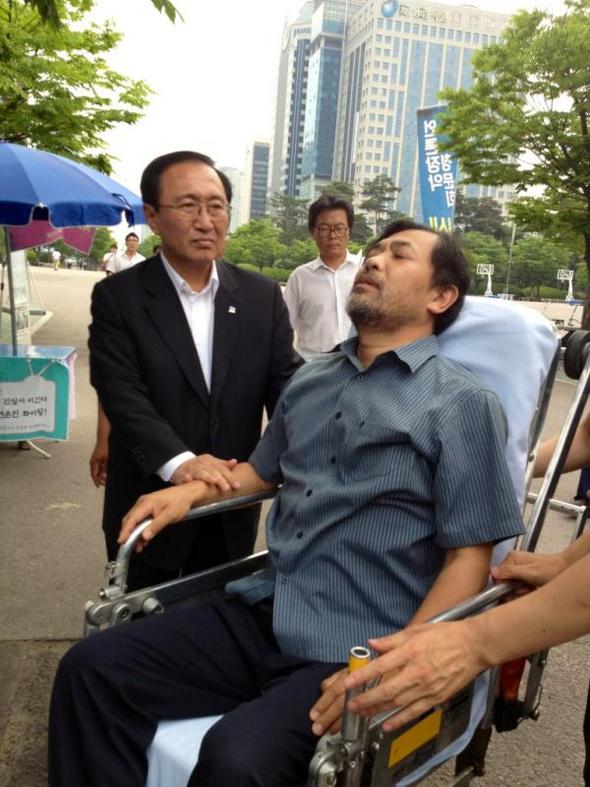 이강택 언론노조위원장(가운데)