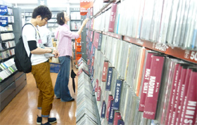 일본의 ‘북오프(Book Off)’라는 가게의 중고 시디 코너. 200~2500엔의 다양한 가격으로 시디와 디브이디를 팔고 있다. 시간을 갖고 뒤적이면 좋은 물건을 몇 점 건질 수 있다. 사진/오하나