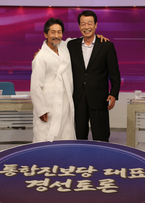 강기갑 당대표 후보(왼쪽)와 강병기 당대표 후보가 22일 서울 여의도 한국방송 스튜디오에서 ‘통합진보당 대표 경선 토론’을 시작하기에 앞서 인사하고 있다. 
 강창광 기자 chang@hani.co.kr