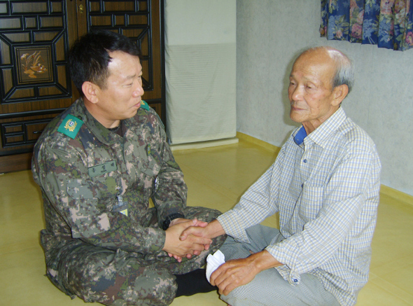 예비군 면대장인 홍성태(51)씨 (왼쪽)