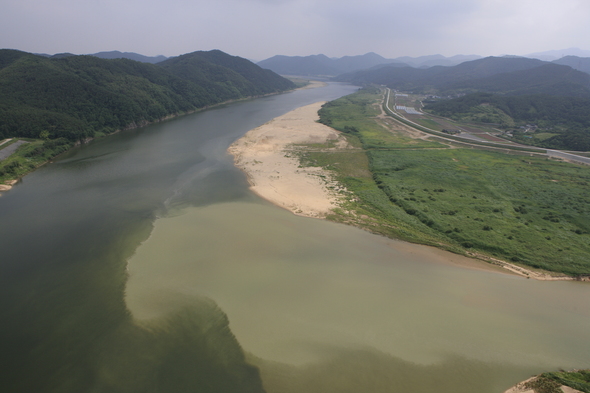 낙동강 항공촬영 사진 공개 4대강 이후, 본류도 지류도 멈췄다=합천창녕보 하류 낙동강과 황강의 합류 지점. 보 때문에 본류(낙동강)가 정체되면서 지류(황강)도 정체돼 생태계 훼손이 우려된다. 사진/낙동강지키기부산시민운동본부 제공 낙동강 항공촬영 사진 공개 4대강 이후, 본류도 지류도 멈췄다=합천창녕보 하류 낙동강과 황강의 합류 지점. 보 때문에 본류(낙동강)가 정체되면서 지류(황강)도 정체돼 생태계 훼손이 우려된다. 사진/낙동강지키기부산시민운동본부 제공