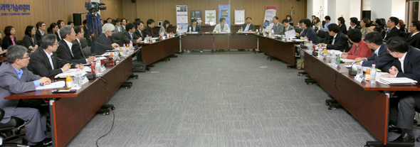 국가과학기술위원회가 지난달 10일 열린 제18회 본회의에 과학고 재학생, 이공계 대학생, 학부모, 교사 등을 초청해 이공계 우수 인력의 육성 등을 위한 ‘이공계 르네상스 5대 희망 전략’에 대한 의견을 듣고 있다.  국가과학기술위원회 제공
