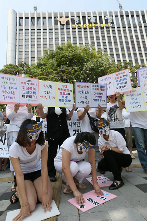 가정폭력 무대응 경찰 “자성하라” ‘한국여성의 전화’, ‘여성폭력피해자 추모 및 여성폭력 근절을 위한 공동행동’ 소속 회원들이 25일 오전 서울 서대문구 미근동 경찰청 앞에서 가정폭력 무대응 경찰 규탄 및 가정폭력 척결촉구 등을 요구하며 행위극을 하고 있다. 김태형 기자 xogud555@hani.co.kr