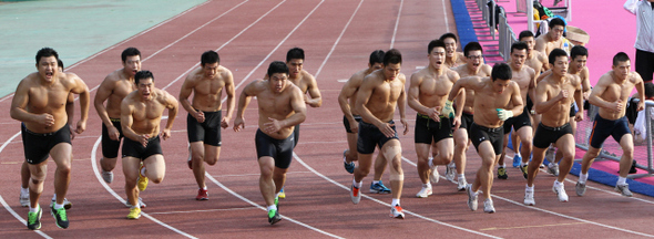 2012 런던올림픽을 한달 앞둔 26일 서울 공릉동 태릉선수촌 운동장에서 유도 국가대표 선수들이 폭풍 달리기를 하며 아침을 열고 있다. 김봉규 기자 bong9@hani.co.kr