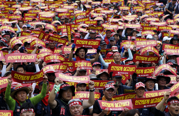 <건설노조 총파업 “인간답게 살고싶다”> 전국건설노동조합 총파업 결의대회가 열린 28일 오후 서울광장에서 집회에 참석한 노조원들이 ’인간답게 살고싶다’는 손팻말을 들며 구호를 외치고 있다.  김경호 기자 jijae@hani.co.kr