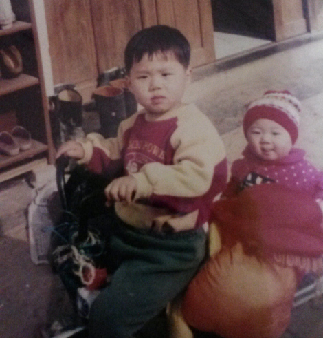 모자 씌운 저를 태우고 오빠가 자전거를 몰고 있네요.
