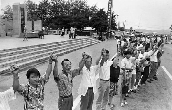 1993년 7월12일 취임 첫 미국 방문 계획을 김영삼 대통령에게 보고하면서 필자는 8·15 광복절에 맞춰 한국기독교교회협의회에서 추진하는 남북 인간띠 잇기 운동을 정부가 공식 후원하는 게 좋겠다는 의견을 전했다. 사진은 그해 8월14일 임진각에서 남북 인간띠 잇기 예행연습을 하고 있는 모습.
