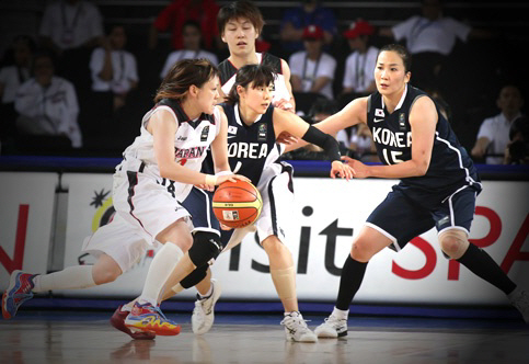 런던올림픽 최종예선전에서 일본에게 패배한 한국 여자농구 대표팀. 사진 FIBA 제공