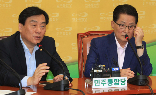 박지원 민주통합당 원내대표(오른쪽)가 1일 오전 국회에서 자신의 저축은행 관련 금품수수 의혹과 관련해 해명하던 중 박기춘 원내수석부대표의 발언을 듣고 있다. 이정우 선임기자 woo@hani.co.kr