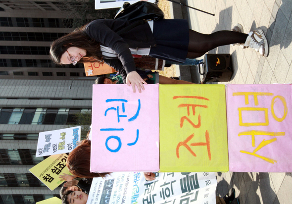 주민 직선으로 뽑힌 진보 교육감들이 들어선 서울·경기·광주에서 체벌 금지 등을 명시한 학생인권조례가 잇따라 제정되면서, 지난 2년 동안 ‘학생 인권 존중’이 주요한 사회적 흐름을 이뤘다. 사진은 서울지역 학생들이 지난해 4월 서울 청계광장에서 학생인권조례 제정을 촉구하며 거리공연을 하는 모습.  김태형 기자 <A href="mailto:xogud555@hani.co.kr">xogud555@hani.co.kr</A>