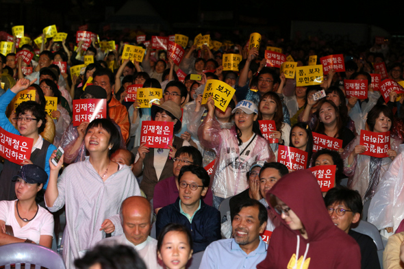 <문화방송> 파업 153일째인 지난달 30일 저녁, 서울시청 앞 광장에서 열린 ‘공영방송 만들기 시민 콘서트’에 참여한 시민들이 ‘쫌, 보자 무한도전’ 등의 문구를 적은 손팻말을 흔들며 공연을 보고 있다.  류우종 기자 wjryu@hani.co.kr