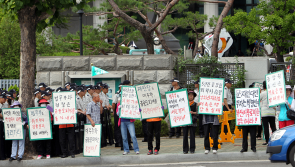<b>저축은행 피해자들 시위</b> 이상득 전 새누리당 의원이 조사를 받기 위해 서울 서초구 대검찰청에 출석한 10일
오전 대검 정문에서 저축은행 예금 피해자들이 시위를 하고 있다. 신소영 기자 viator@hani.co.kr