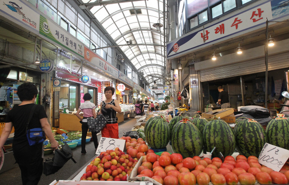 5일 오전 서울 광진구 중곡동 중곡제일시장을 찾은 시민들이 장을 보고 있다.  신소영 기자 viator@hani.co.kr