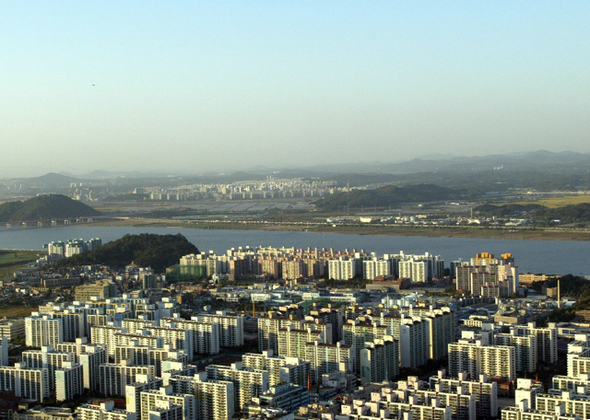 최근 부동산시장 침체 여파로 법원 경매에 넘겨졌으나 전월세 보증금을 온전히 갚지 못하는 ‘깡통주택’이 늘어나 임차인들의 각별한 주의가 요망된다.  <한겨레> 자료사진