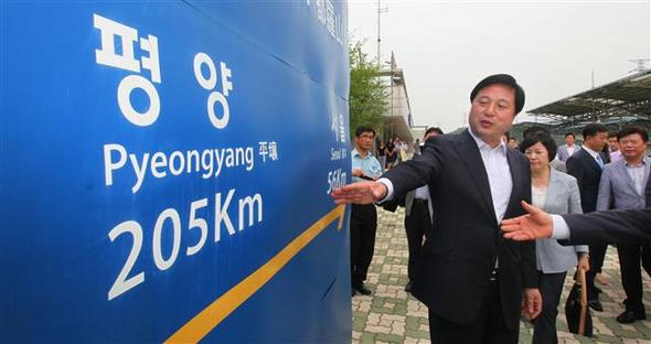 대선출마를 선언한 김두관 전 경남도지사가 10일 오전 경기도 파주시 도라산역을 방문해 평양 방향이 표시된 이정표를 살펴보고 있다.  도라산/연합뉴스