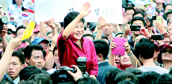 박근혜 전 새누리당 비상대책위원장이 10일 오전 서울 영등포 타임스퀘어 앞 마당에서 대통령선거 출마를 선언한 뒤 기자회견장으로 이동하던 중 지지자들 속에서 손을 흔들고 있다.  이정우 선임기자 woo@hani.co.kr