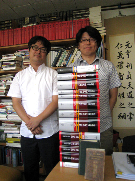 지난 9일 서울 종로 성균관대 연구실에서 최근 펴낸 11권짜리 <한국어의 근대와 이중어사전> 영인본을 보여주고 있는 황호덕 성균관대 교수(오른쪽)와 이상현 부산대 점필재연구소 인문한국(HK) 연구교수. 두 사람은 자료 수집을 위해 지난 5년 동안 국내외 도서관과 박물관, 교회, 고서점 상가 등을 헤집고 다녔다고 한다.