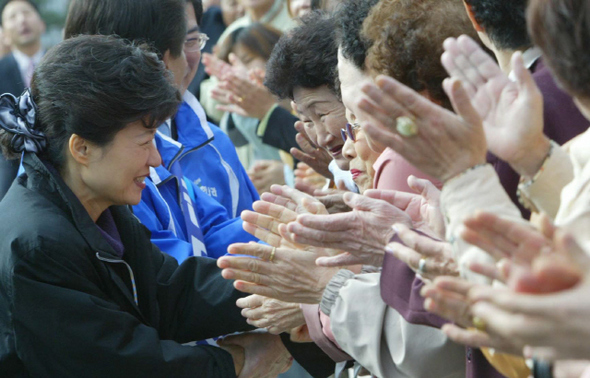 박근혜 전 새누리당 비상대책위원장은 ‘비극과 탄압을 겪고 일어선 공주’ 이미지를 갖고 있다. 그러나 그에게 투영된 대중의 욕망이 무엇인지 뚜렷하지 않다. 경북 구미에 있는 한 양로원에서 노인들이 박 전 위원장을 향해 박수를 치고 있다.
한겨레 김봉규 기자 bong9@hani.co.kr