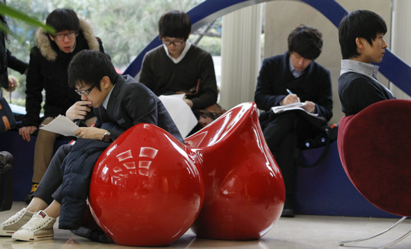 지난해 11월 대우조선해양이 실시한 고졸 신입사원 공채에 응시한 학생들이 면접과 적성검사 등을 받기 위해 기다리며 준비해 온 자료를 살펴보고 있다. 김정효 기자 hyopd@hani.co.kr