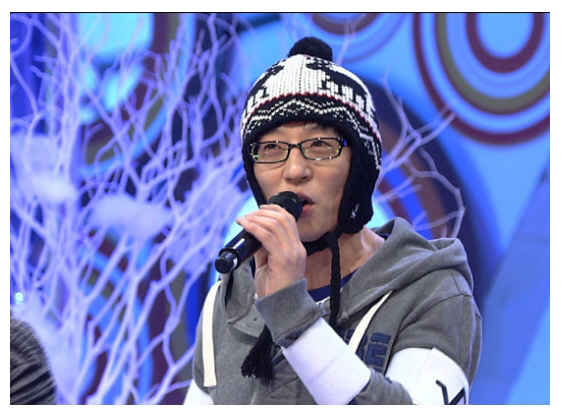 국민 엠시 유재석. 유재석은 스스로 판을 벌이기보다는 동료 개그맨이나 패널들의 이야기를 잘 듣다가 맞장구를 치면서 웃음을 유발한다.  <한겨레> 자료사진