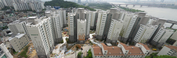 최근 부동산경기 침체가 계속되면서 수요자들이 완공된 집을 확인해본 뒤 청약이나 계약을 할 수 있는 즉시 입주 아파트가 늘어나고 있다. 다음달 입주를 앞두고 ‘선시공 후분양’에 들어간 서울 금호동 ‘서울숲 2차 푸르지오’ 아파트 단지 전경. 대우건설 제공