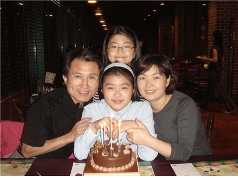 지금은 고3이 된 첫째 딸의 15살 생일에 가족이 한자리에 모여서 한 컷!