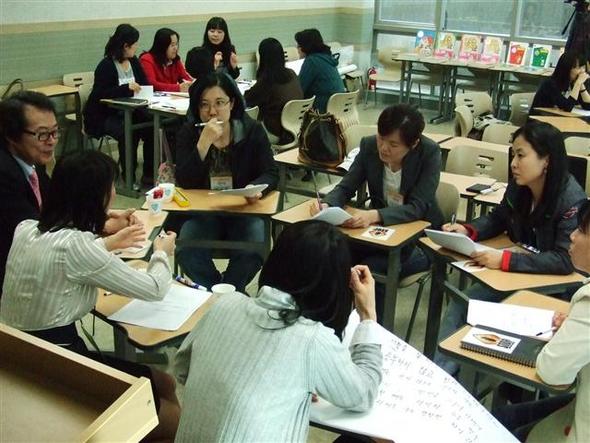 ‘학원 정보력’이 아닌 ‘부모철학’을 찾아보려는 부모들은 당장의 성적보다는 자녀의 행복을 고민한다. 사진은 특강을 듣고 함께 토론하는 부모들.  비상교육 제공