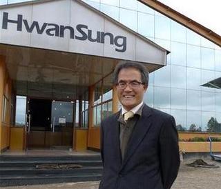 케냐 가구업계 1위인 환성가구를 2004년에 설립한 한국인 장재영 사장이 나이로비 외곽지대인 몸바사 로드에 자리한 가구공장을 배경으로 포즈를 취하고 있다.