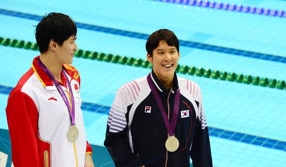 30일(현지시간) 오후 올림픽파크 아쿠아틱센터에서 열린 수영 남자 200m 자유형에서 공동 은메단을 딴 박태환과 쑨양이 시상식 후 밝은 표정으로 경기장을 나서고 있다. 런던=올림픽사진기자단