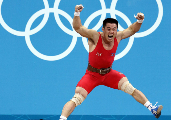 북한의 김은국 선수가 31일(한국시각) 런던올림픽 역도 남자 62㎏급에서 합계 327㎏(인상 153㎏+용상 174㎏)을 기록해 세계신기록으로 금메달을 딴 뒤 기뻐하고 있다. 
 런던/올림픽사진공동취재단