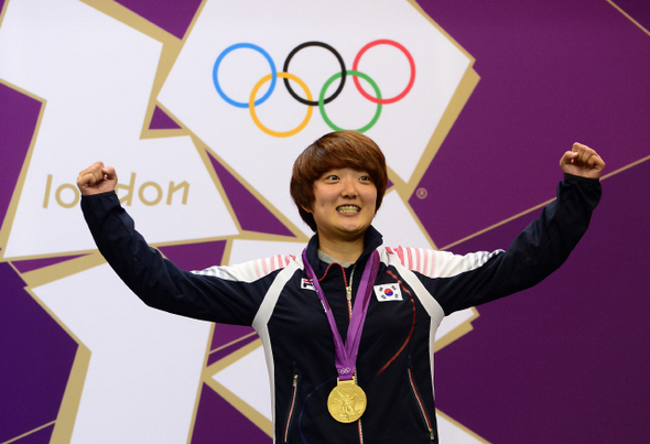 한국 여자 권총의 ‘샛별’ 김장미 선수가 1일(현지시각) 영국 런던 그리니치파크 왕립포병대기지 사격장에서 열린 런던올림픽 사격 여자 25m 권총 결선에서 금메달을 목에 건 뒤 두 팔을 불끈 들어 익살스런 표정을 짓고 있다.
 런던/올림픽사진공동취재단