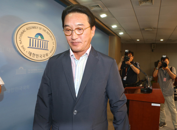 중앙선거관리위원회로부터 4·11 총선 당시 비례대표 후보 공천과 관련해 거액의 공천헌금을 받은 혐의로 고발당한 당시 새누리당 공천심사위원 현기환 여의도연구소 부소장이 2일 오후 국회 정론관에서 기자회견을 열어 금품 수수 사실을 부인한 뒤 회견장을 나서고 있다. 현 의원은 "검찰이 빨리 소환해 조사해 달라"고 말했다. 이정우 선임기자 woo@hani.co.kr