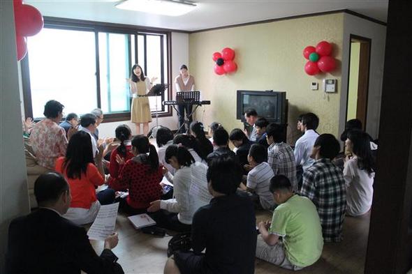 드림학교 학생과 교사들이 동네 어르신들을 초청해서 드림학교 여학생 그룹홈 개소식을 하고 있다. 드림학교 제공