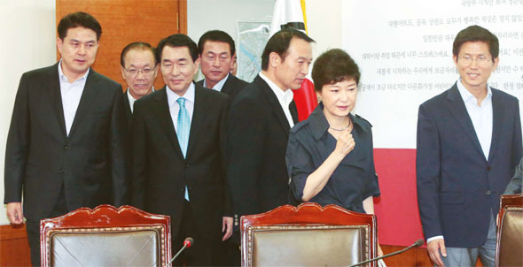 '새누리당 겅선후보·대표 연석회의' 새누리당 대선 경선 후보 5명과 당대표 등이 5일 오후 서울 여의도 당사에서 ‘공천헌금’ 파문과 관련해 연석회의를 하려고 회의실로 들어서고 있다. 앞줄 왼쪽부터 김태호·안상수·임태희·박근혜·김문수 후보. 뒷줄 왼쪽이 황우여 대표. 
강창광 기자 chang@hani.co.kr