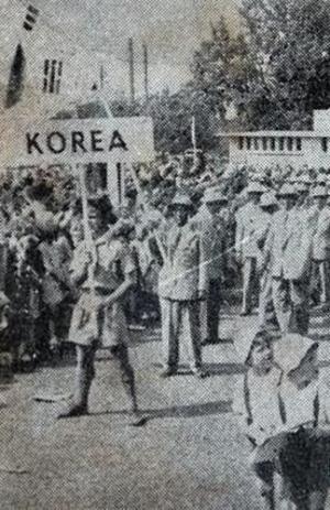 해방 이후 대한민국 이름으로 처음 출전한 1948년 런던올림픽의 개막식에서 한국선수단이 마라토너 손기정 선수를 기수로, ‘KOREA’가 새겨진 손팻말과 태극기를 앞세우고 입장하고 있다. 그해 창간된 체육전문잡지 <체육문화> 2호에 선수단장 이병학 총감독의 결산 강연과 함께 실린 사진으로 서지학자인 오영식(보성고 교사)씨가 6일 공개했다.