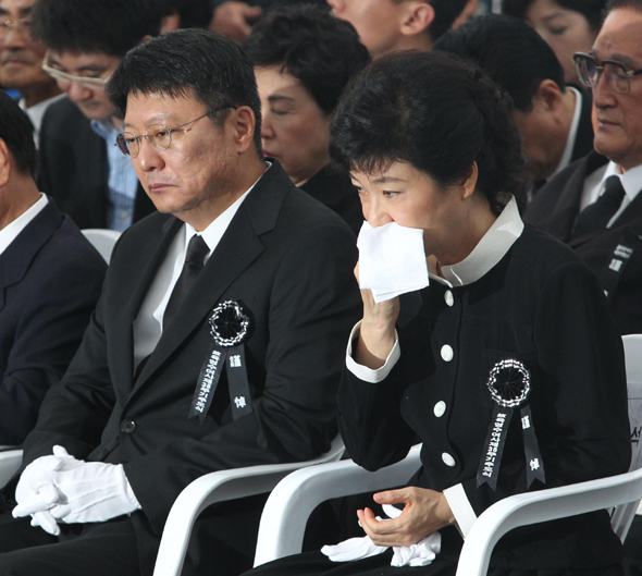 박근혜 새누리당 대선경선 후보가 15일 오전 서울 동작동 국립서울현충원에서 열린 ‘고 육영수 여사 38주기 추도식’에서 손수건으로 땀을 닦고 있다. 왼쪽은 동생인 박지만씨. 강창광 기자 chang@hani.co.kr