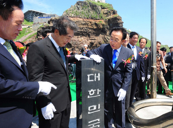 19일 오전 독도의 동도 망양대에서 이명박 대통령의 이름과 친필 글자가 새겨진 ‘독도 표지석’ 제막식이 열렸다. 경상북도 주최의 이 제막식엔, 지자체 행사로는 이례적으로 이병석 국회부의장과 맹형규 행정안전부 장관(앞줄 왼쪽부터) 등이 참석했다. 대통령 표지석이 독도에 세워진 것은 처음으로, 한-일 갈등이 더 첨예해질 수 있다는 전망이 나온다. 
사진 경상북도 제공, 글 김일우 기자 <A href="mailto:cooly@hani.co.kr">cooly@hani.co.kr</A>
