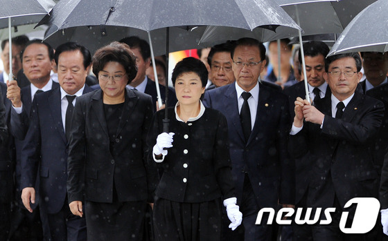 박근혜 새누리당 대통령 후보가 황우여 대표, 이한구 원내대표 등 새누리당 지도부와 함께 21일 오전 서울 동작구 국립현충원에서 참배를 하고 있다. 뉴스1