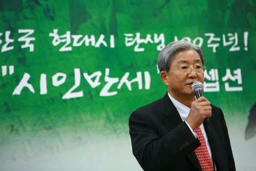 자료 제공 : 재능교육< 한국 현대시 탄생 100주년 ‘시인만세’ 행사에서 시낭송을 선보이는 재능교육 박성훈 회장>