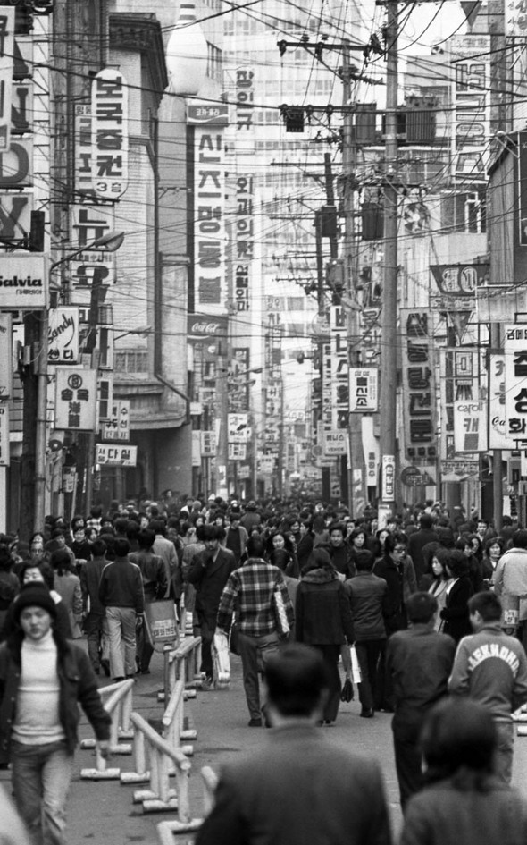 홍순태, 1974 명동, Gelatin silver print, 35.6×27.9cm, 1974