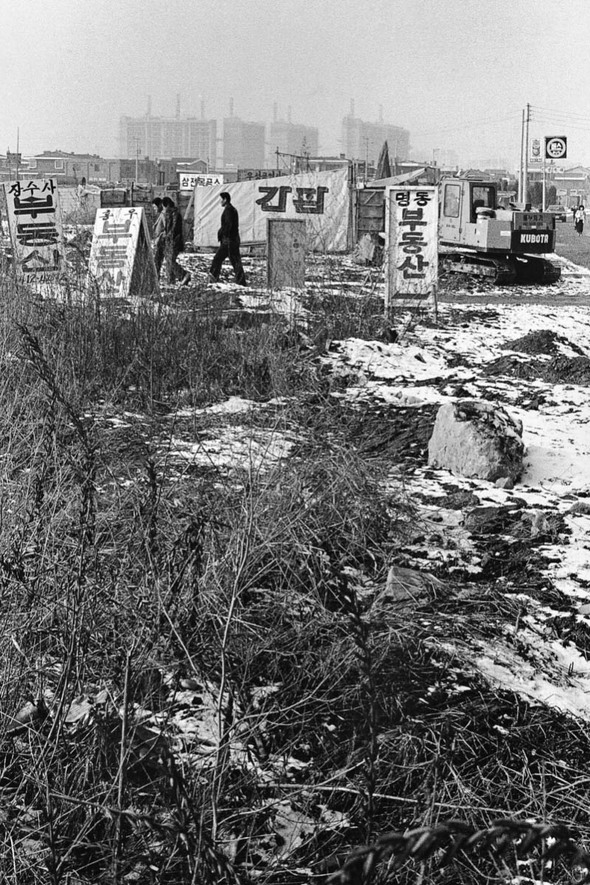 김기찬, 송파구 삼전동 1982. 12. 12, Gelatin silver print, 50.8×40.6cm, 1982