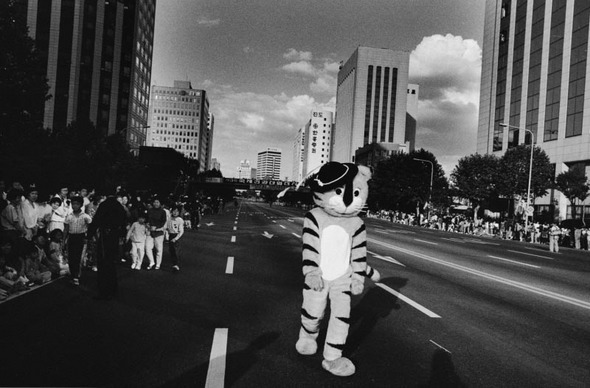 이갑철, 1988 서울, Gelatin silver print, 27.9×35.6cm, 1988