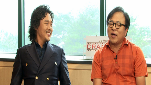 영화 〈구국의 강철대오〉 육상효 감독(오른쪽)과 주연 배우 김인권(왼쪽)씨. 영상화면 갈무리