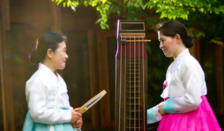 안숙선(63·국립창극단 원로단원,왼쪽) 명창과 그의 딸이자 거문고 연주자 최영훈(36·국립창극단 기악부 단원)씨
