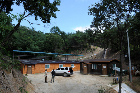 경북 영주시 풍기읍 소백산 자락의 국립공원종복원센터 여우복원팀 야외방사 계류장. 풍기/강재훈 선임기자 khan@hani.co.kr